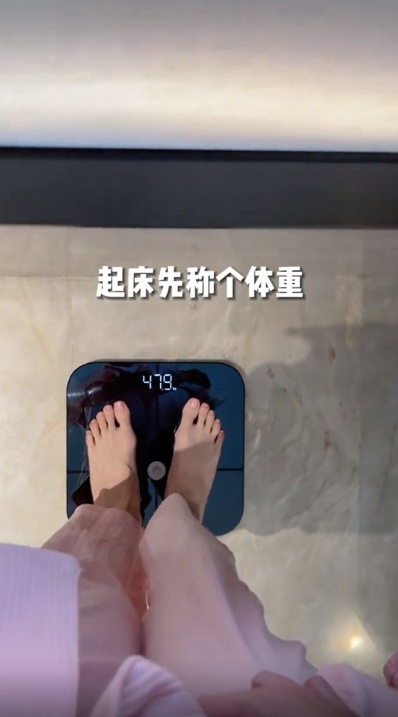 周冬雨|43岁倪虹洁自曝体重96斤！豪宅侧踢腿好帅气，衣帽间超大肆意挑选