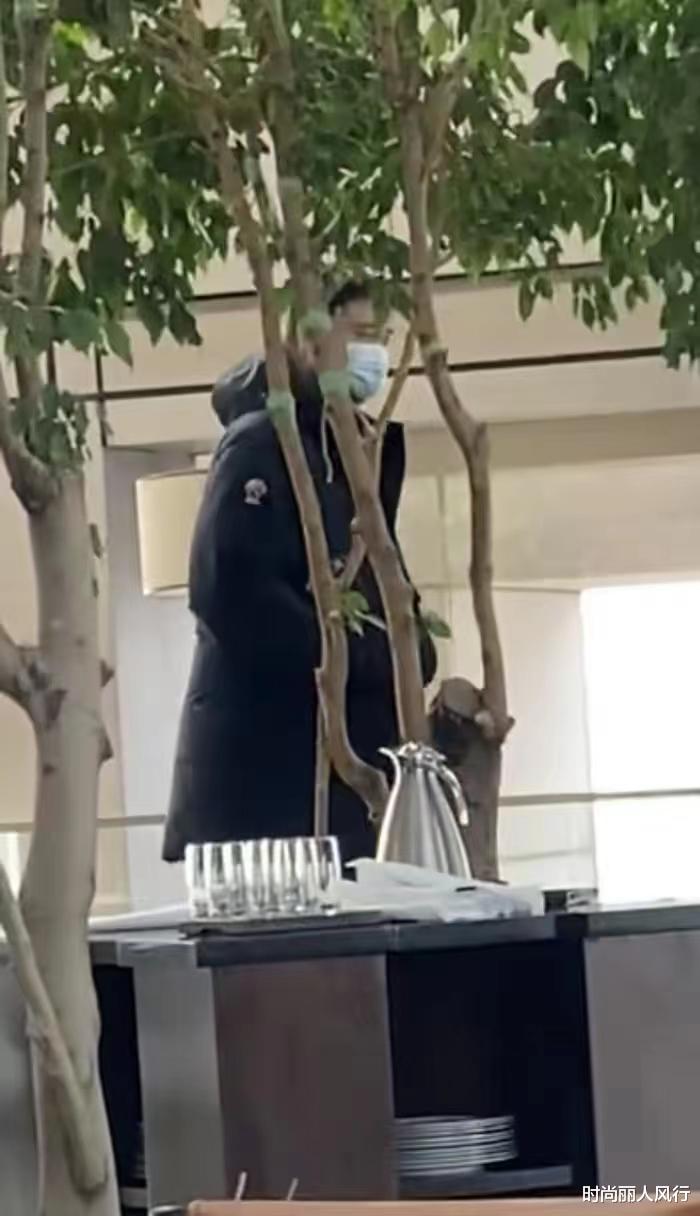 姚明|姚明全家现身五星酒店!12岁女儿穿中国红身高快1米9,基因逆天