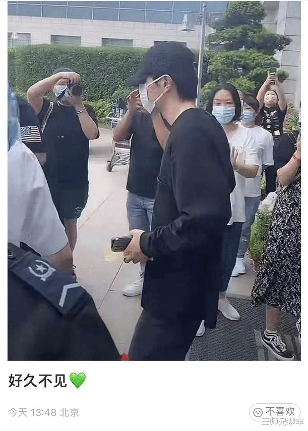 |邓伦偷漏税后首露面,人明显消瘦,表现低调故意拉低帽檐