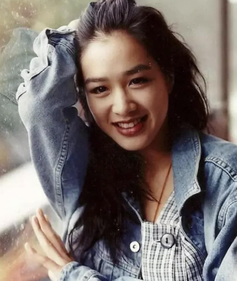 钟丽缇|钟丽缇女儿晒比基尼照,前凸后翘身材曼妙,五官被嘲不及妈妈