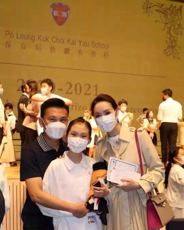 郭可盈|51岁郭可盈为爱女庆生！皮肤紧致气质惊艳，学霸女儿高颜值神似妈