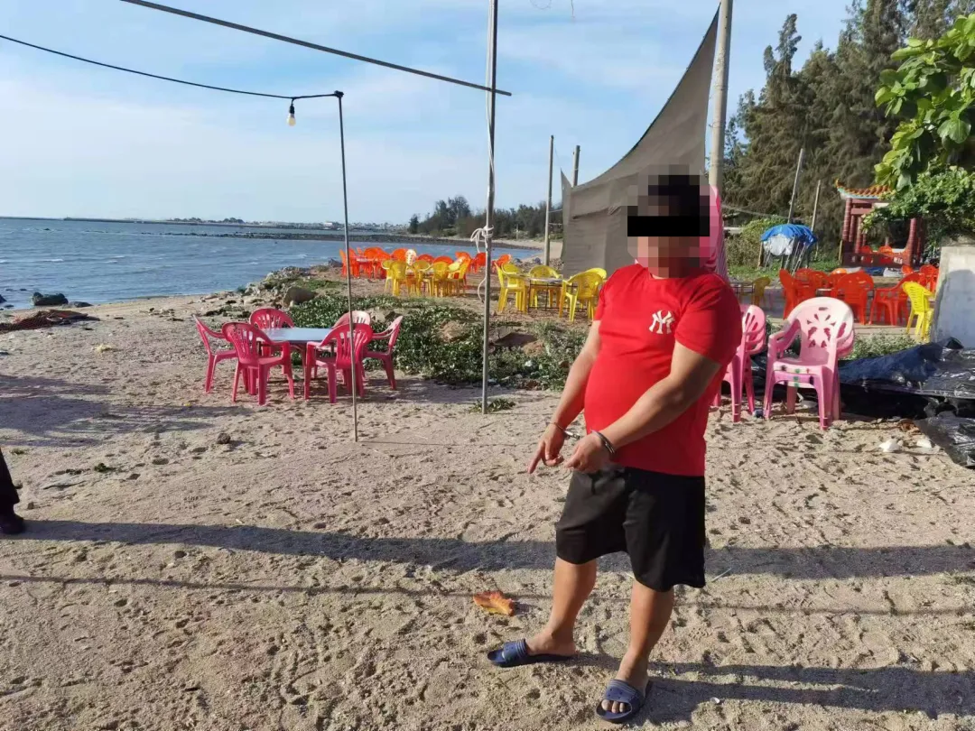 女服务员正为一桌客人点菜，而桌上的一位男子王某反复以各种理由向女服务员索要微信