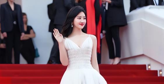 景甜|景甜：刚出道就获得众多资源，后来却被嘲讽？