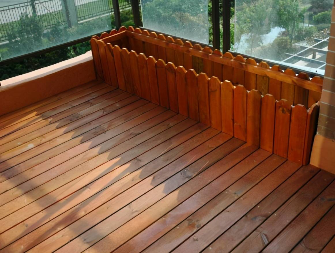 越来越多人阳台不铺瓷砖了,现在流行这样装,看完想拆掉重装