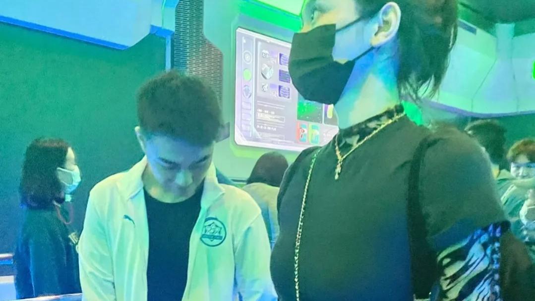 奚梦瑶|奚梦瑶何猷君一家三口游玩，夫妻身高相差瞩目，网友：拜托奚梦瑶有178