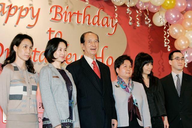 何超琼|赌王二太蓝琼缨去世,女儿何超琼穿黑衣露面,双眼哭肿人憔悴太多