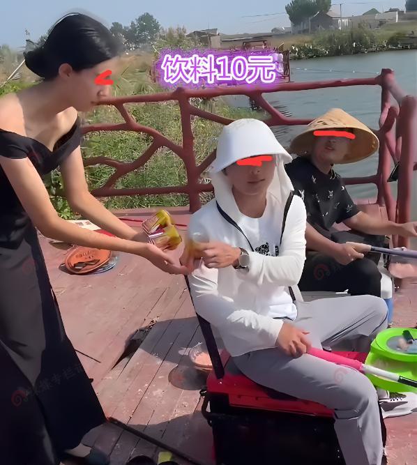 丈夫迷恋钓鱼,妻子好奇跟随发现丈夫另有目的:找年轻服务员消费
