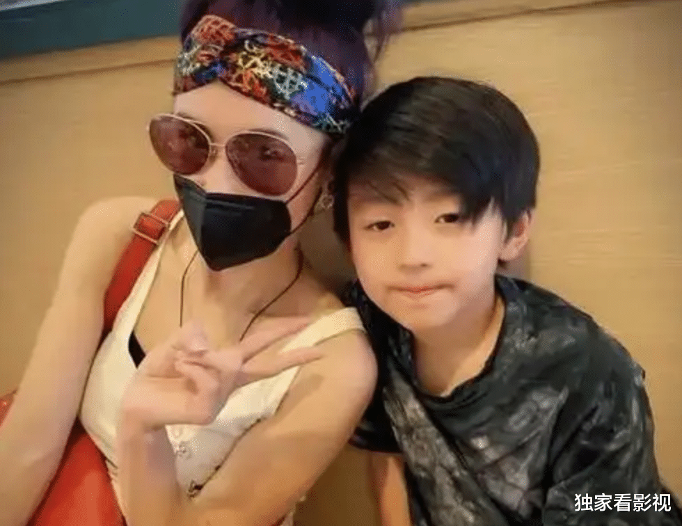 董璇|陈晓儿子眉眼复制爸,董璇女儿神似妈,10后星二代颜值担当是谁?