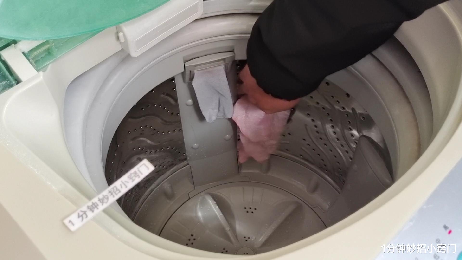 洗衣机里面很脏，撒上一把，多脏的洗衣机都洁净如新，都回家试试