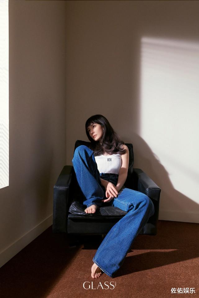 |杨幂再登杂志封面，造型百变似少女，纤细美腿惹人爱