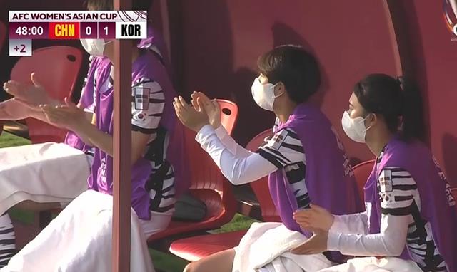中国女足|0-2！中国女足送点球，裁判VAR改判，水指导一脸严肃，争冠悬了
