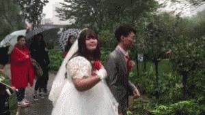别墅 “老家的别墅房终于要完工了，可总觉的哪里不对...”哈哈哈阳台好奇怪啊
