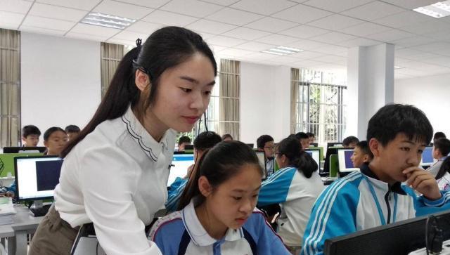 表情包|00后男教师“阅卷”走红,自创表情包惊艳了家长,老教师也夸赞好