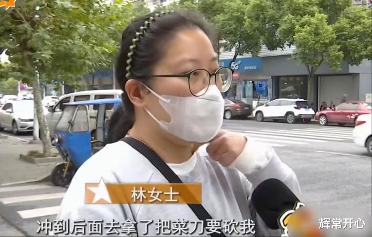 孩子进奶茶店借纸巾被赶出,母亲与店员起冲突,店员:早看你不顺眼了!