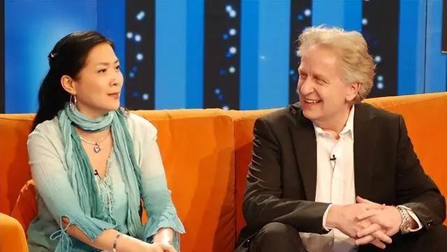 沈丹萍|沈丹萍把“离婚”挂在嘴边，脾气暴躁，却被外籍老公当“女儿”宠