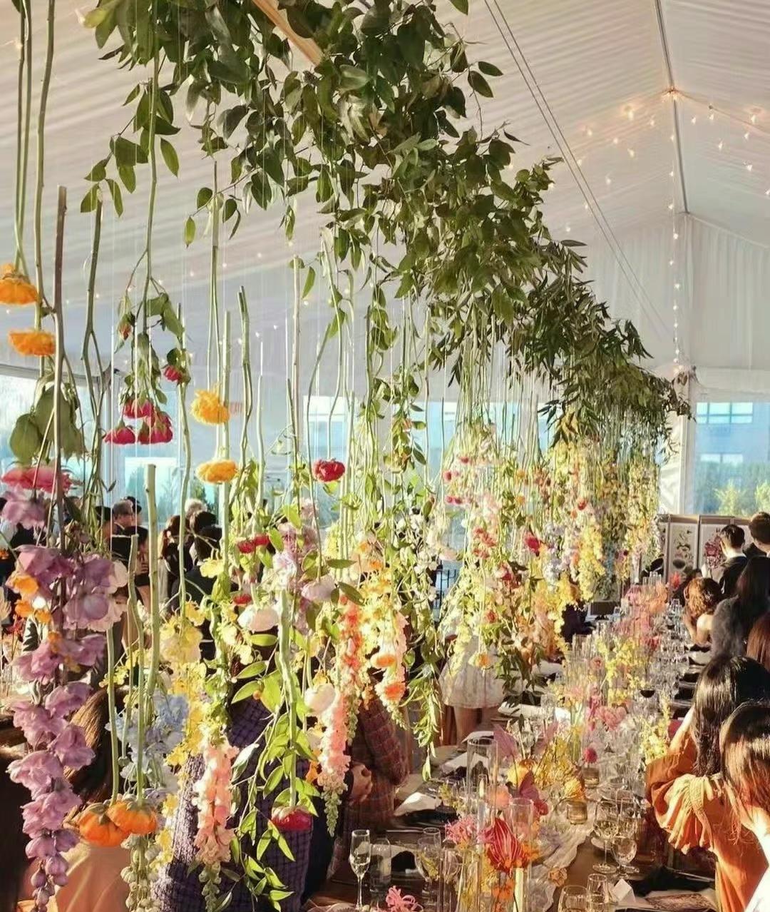 孔晓振|孔晓振晒婚礼花絮，老公单膝跪地为她戴婚戒，穿露背婚纱身材绝了