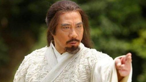 徐少强|?71岁徐少强与长腿美女合照，为养11岁幼子不停接戏，能动就不退出