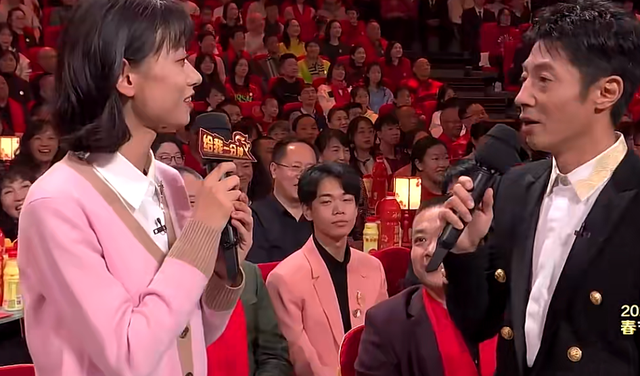 春晚|春晚事故合集：主持人假睫毛突兀，小撒发光眼，宋轶鞋不合脚！