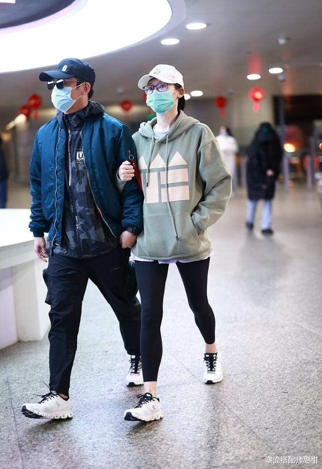 时尚搭配|郑恺一家三口走机场，苗苗直接穿打底裤出门，露着脚腕也不知道冷