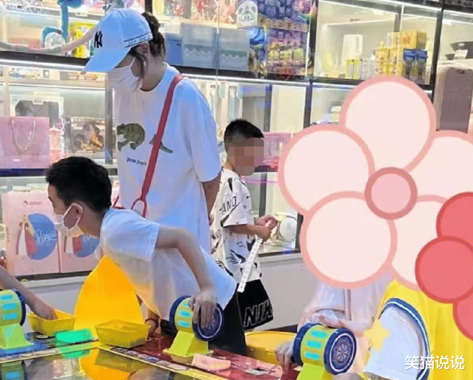 应采儿|应采儿母子长沙被偶遇,小儿子背书包读幼儿园,Jasper越发帅气好像陈小春!