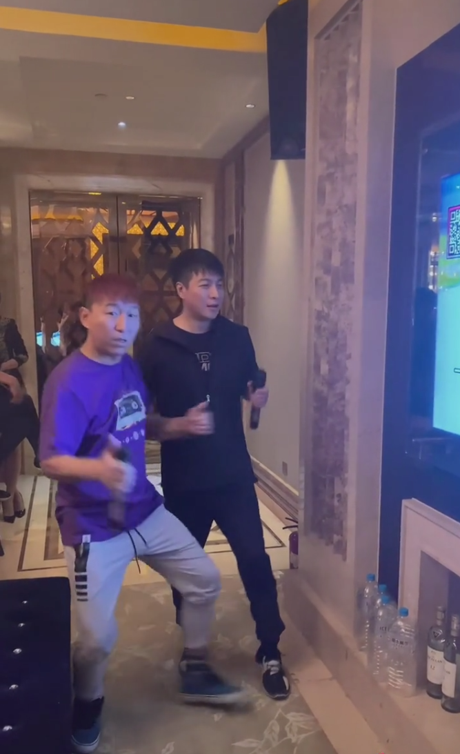 陈羽凡|陈羽凡现身KTV唱歌，身材暴瘦认不出，手舞足蹈精神亢奋引猜测