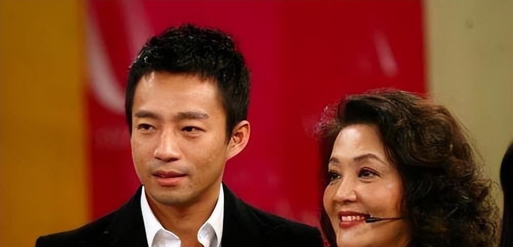 汪小菲|尴尬！汪小菲妈妈否认儿子与张颖颖同居，大S妈妈说汪小菲太爷们