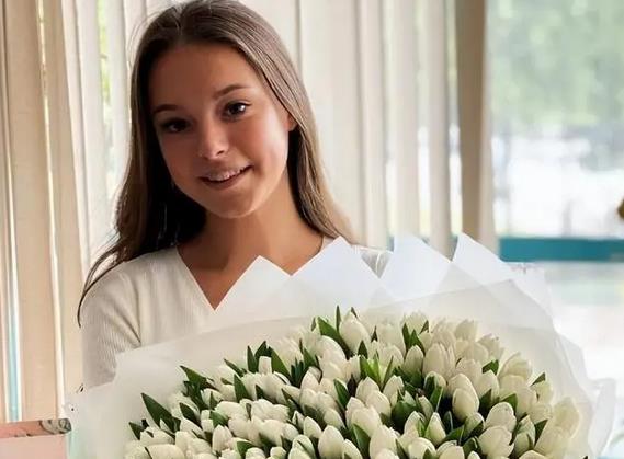 谢尔巴科娃|谢尔巴科娃近照惹争议！打扮成熟穿着大胆，网友：妹妹要收敛些