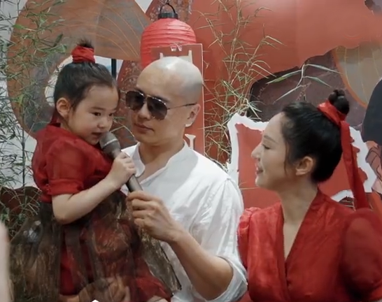 董璇|董璇与圈内好友开心庆生，闺蜜关悦倾情献吻，现场未见前夫高云翔