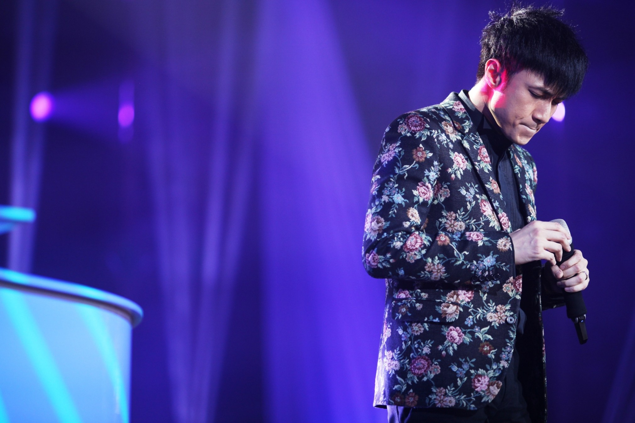 古巨基|“模范丈夫”古巨基晒娃,儿子喜剧天赋超高,获周星驰“钦点”