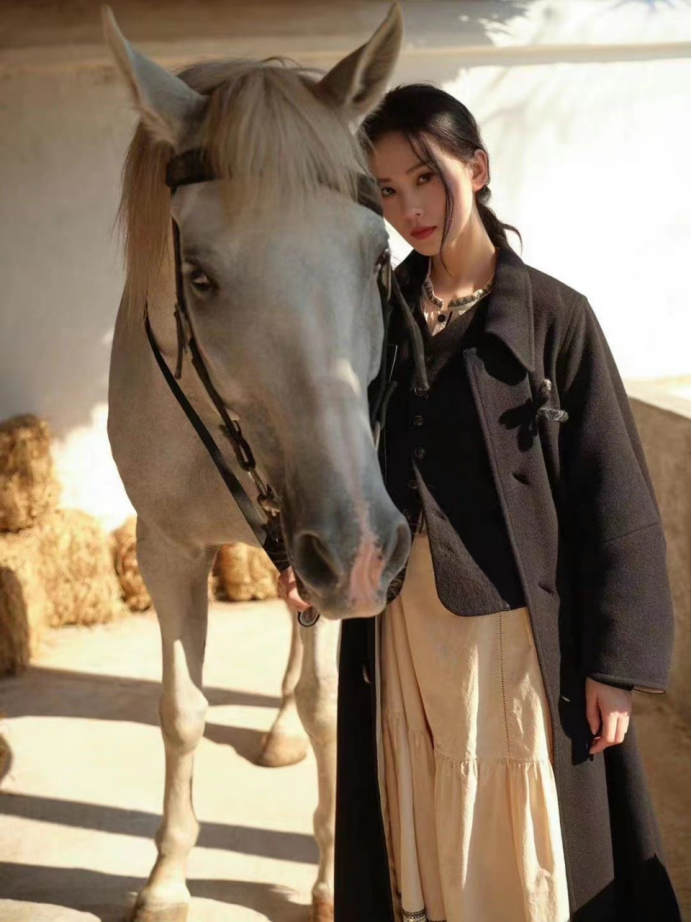 刘诗诗|刘诗诗全身心投入到角色里！拍广告都一身侠女范，穿大衣帅气爆表