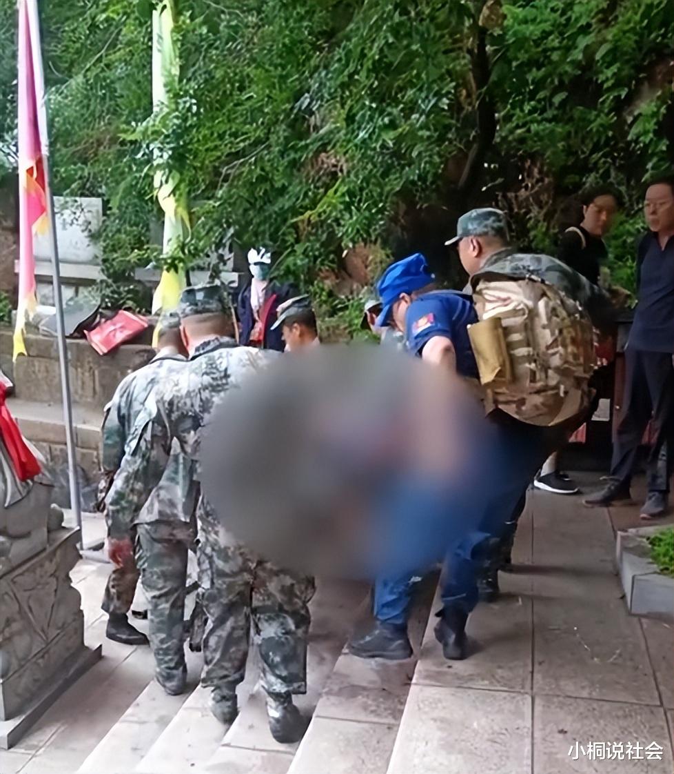 辽宁一游客攀岩坠落,浑身血迹被抬下山,景区:自己打电话求助的