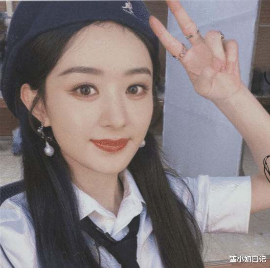 赵丽颖|赵丽颖真是学姐一枚,穿白衬衫配贝雷帽,时髦年轻两不误