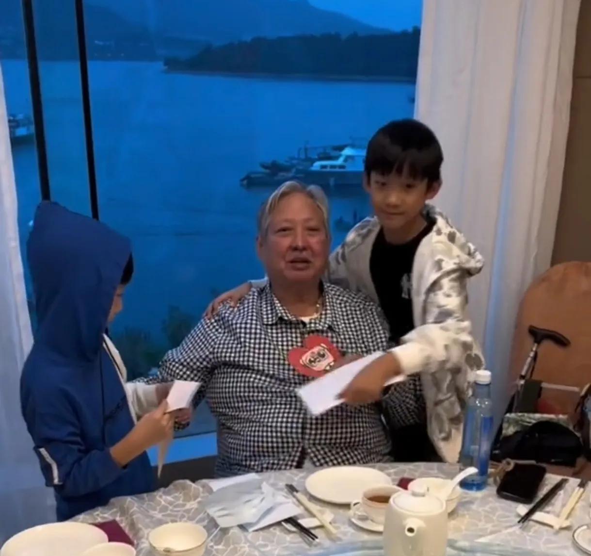 穿衣搭配|洪金宝头发花白坐轮椅,老年斑明显,与儿孙摘草莓共享天伦