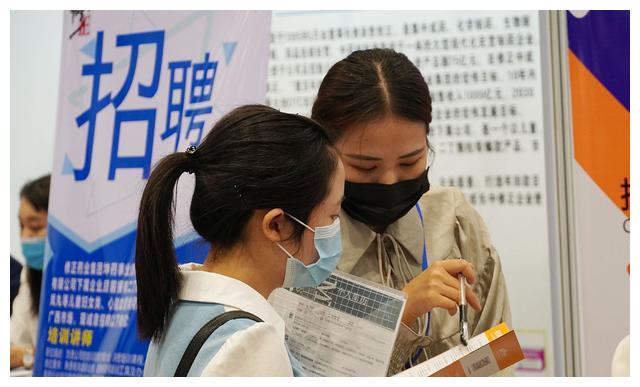 高校|我国正在“下滑”的三个行业，毕业生容易失业，要注意转行