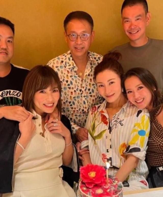 李嘉欣|52岁李嘉欣穿深V泳装,踩高跟鞋秀S形身材,前凸后翘辣翻网友