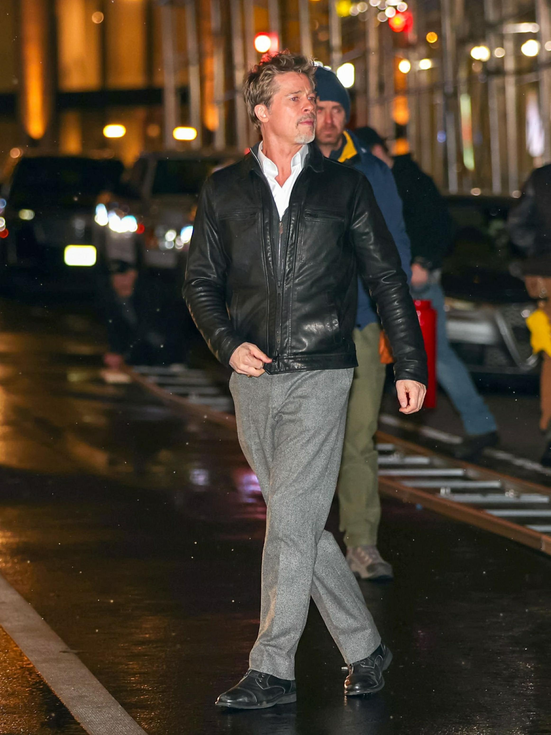 布拉德·皮特和乔治·克鲁尼穿皮夹克拍新戏,散发熟男魅力!