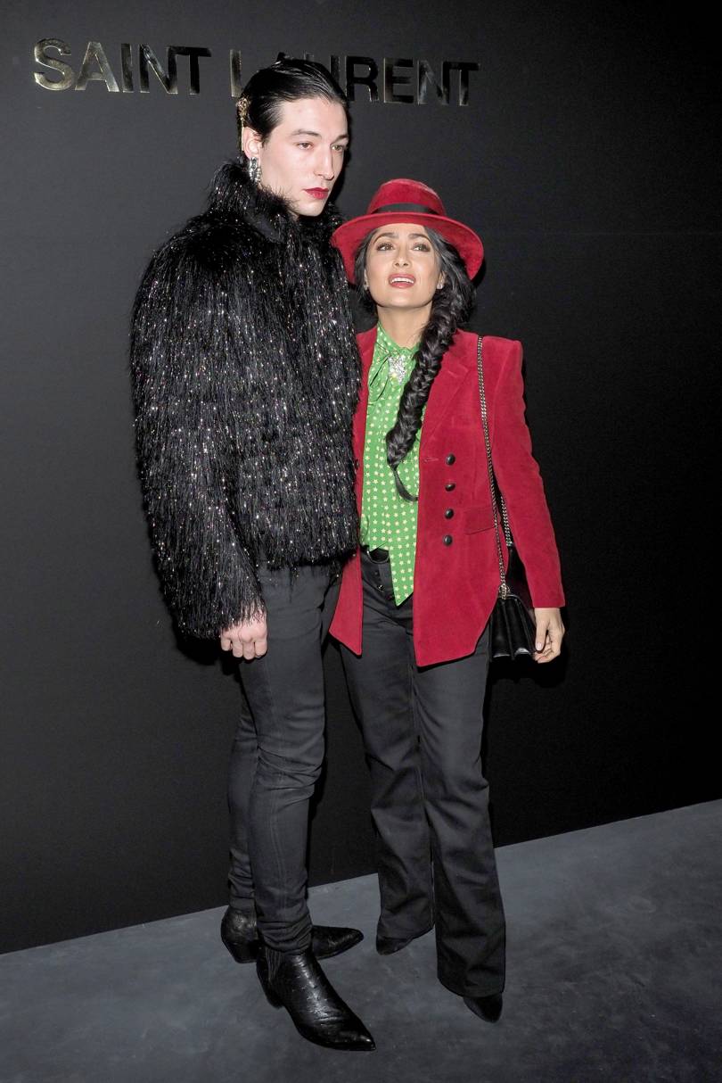 唇膏 一只唇膏能改变直男刻板形象？他的红唇试色说明男人化妆也很美