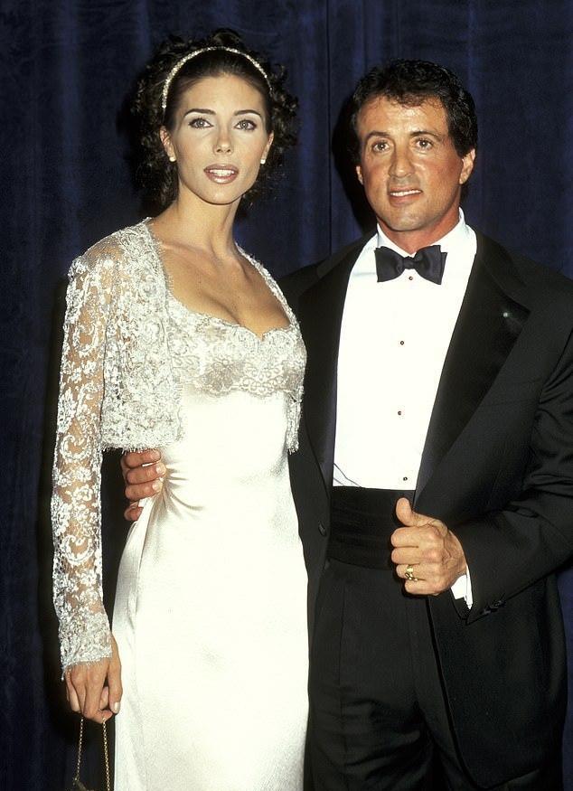 詹妮弗|76岁史泰龙与54岁妻子和好,晒手牵手合影,一个月前称感情破裂