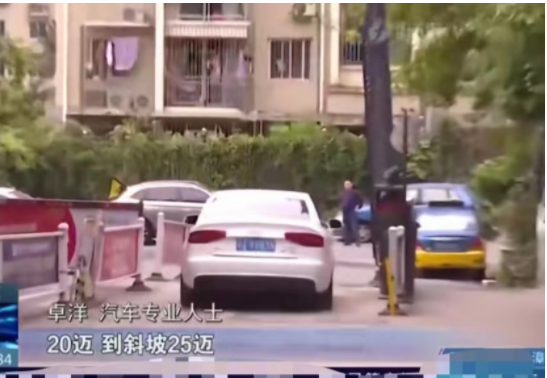 福建福州,一女子买了一辆新车“奥迪”,不料,出小区时刹车失灵,车子根本停不下来