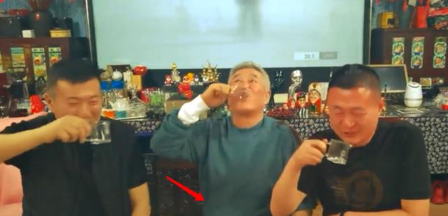 赵本山|赵本山现酒局尽显东北范，气定神闲白酒一口闷，完全不像64岁的人