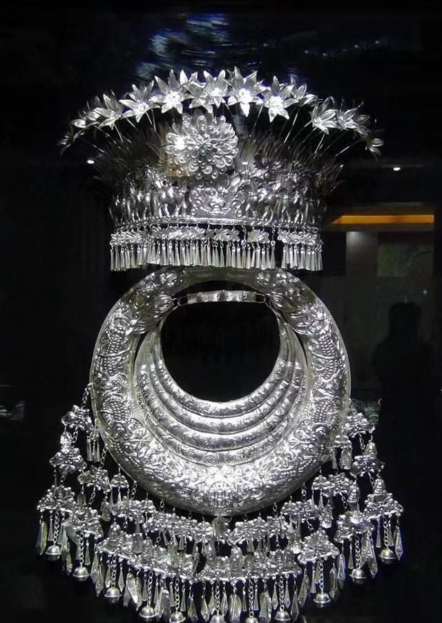 |苗寨银饰精致又便宜,为何导游拦着不让买,原来其中大有学问!