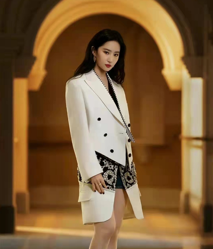 迪丽热巴|LV大秀神仙打架！谷爱凌穿牛仔裙大抢刘亦菲风头，热巴身材辣出圈