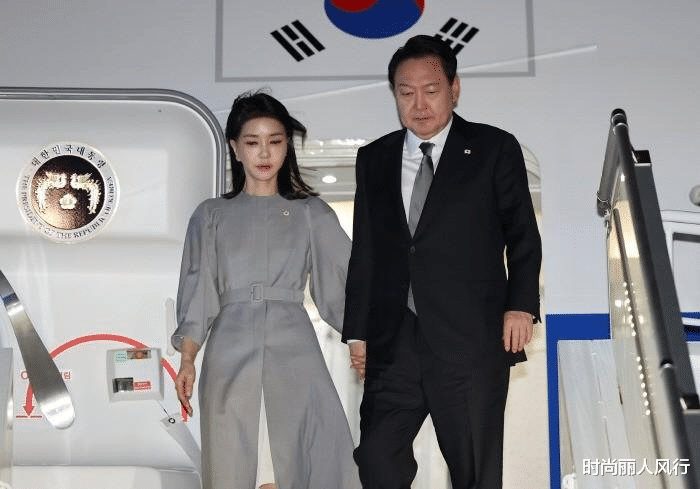 韩国 韩国第一夫人用美貌为老公撑门面！穿收腰西装出访加拿大，很优雅