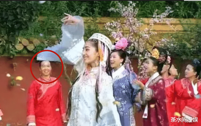 黄子韬|影视剧路人甲有多抢镜？捂嘴偷笑、当街接吻，比主角还“戏精”