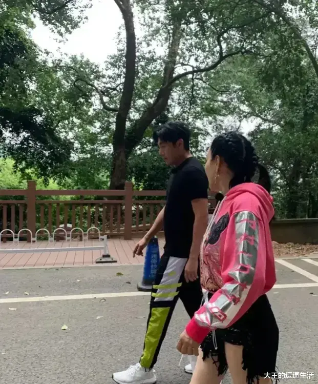 伊能静|伊能静和钟丽缇爬山,54岁伊能静粉白搭配显嫩,51岁钟丽缇似少女