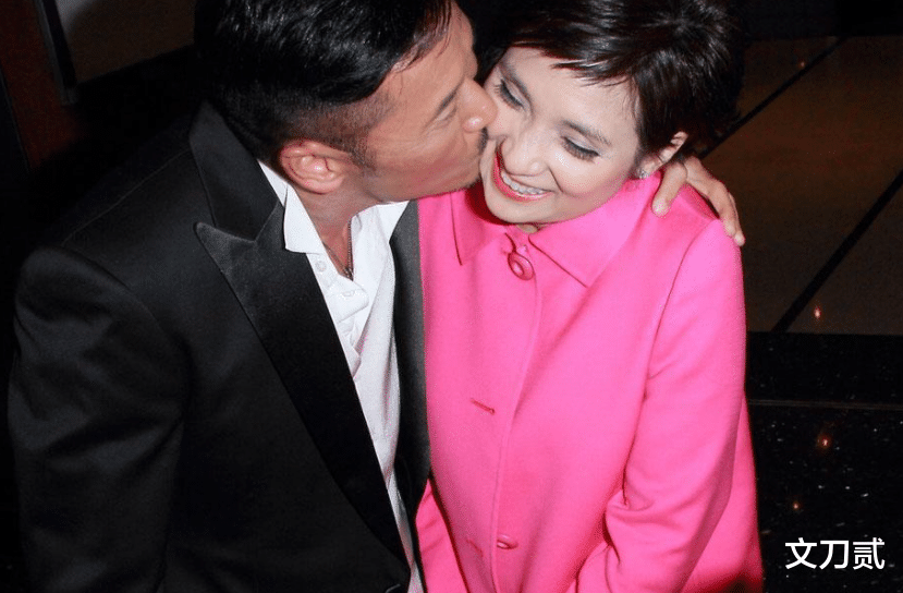 戚美珍|60岁戚美珍，与苗侨伟恩爱32年，嫁对了人到底有多幸福