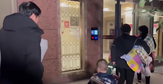 杜新枝|杜新枝夫妇亮相九江，与熊磊团聚，婆媳小动作引网友热议