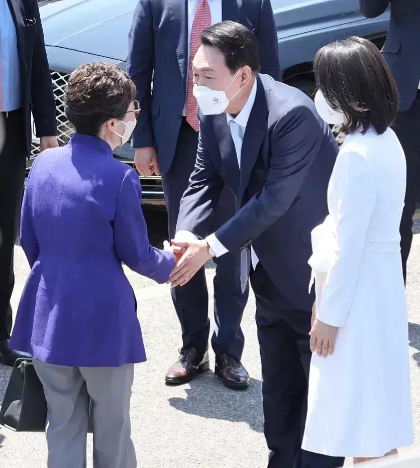 西装 韩国新任总统夫人美出圈了!穿白色套装有张漫画脸,曾是酒店员工