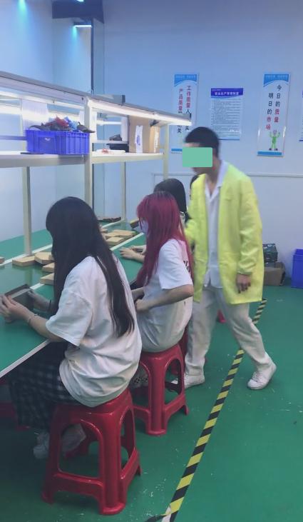 女子上班时和一男子网聊,被监工男友发现,女子:他只是个追求者