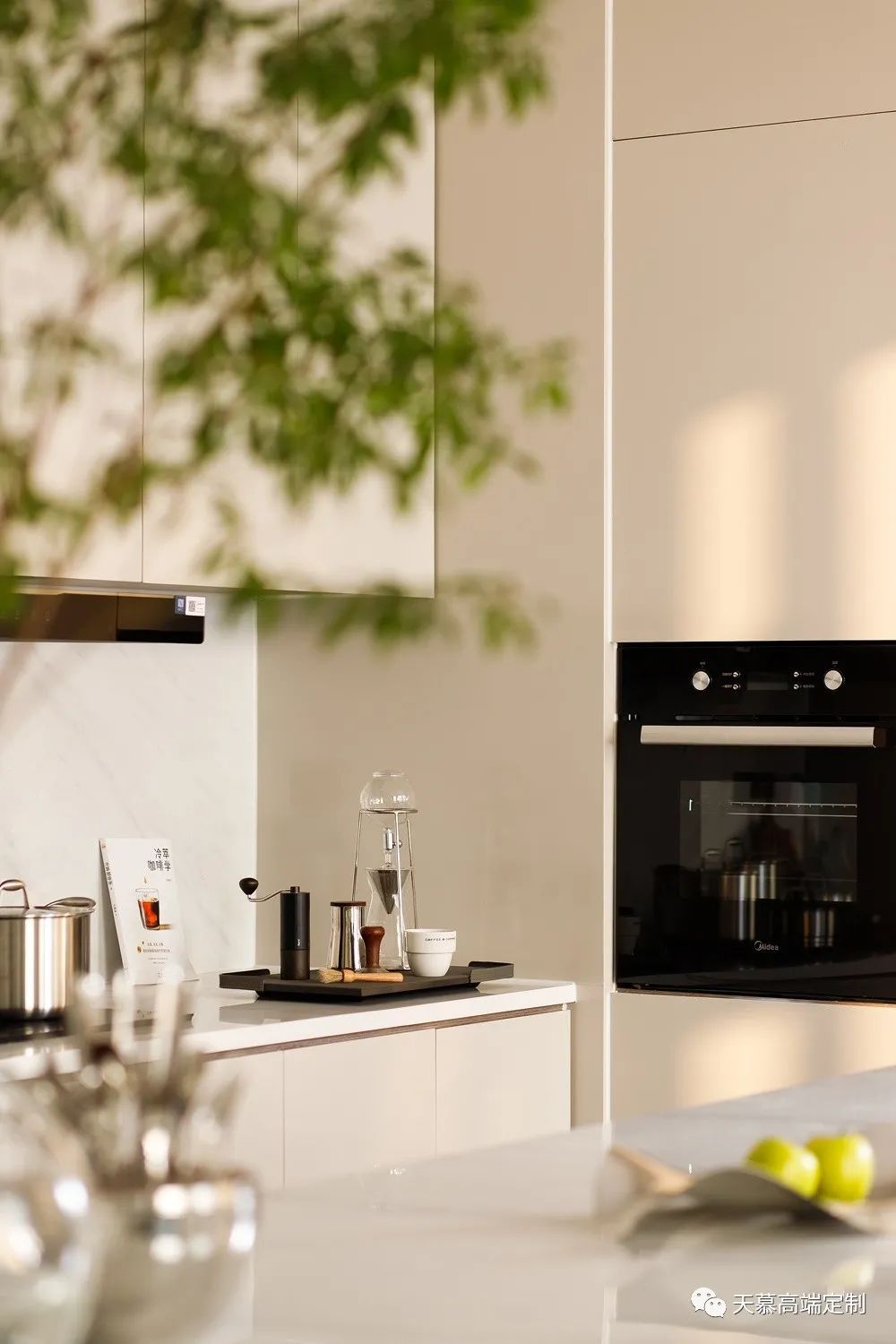 透过极简的独特设计,领略海湾独特的山海风光